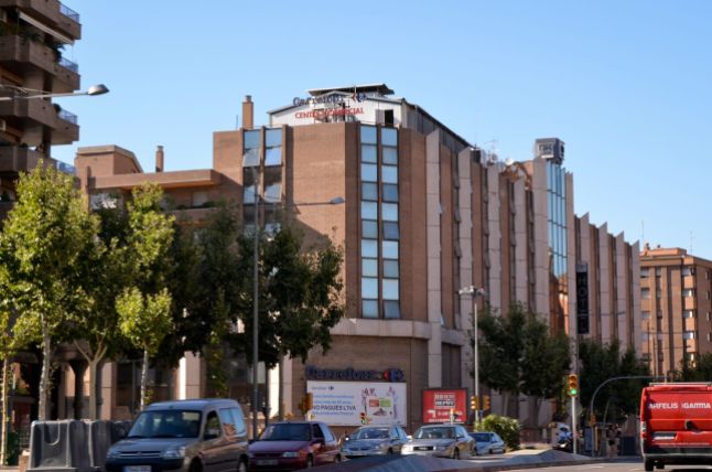 El primer hipermercado se situó en el interior del casco urbano, en el Gran Passeig de Ronda Cecília López