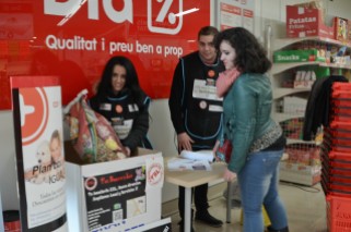 Aida Pont y Juan Pescador, voluntarios recogiendo una donación de pienso en un punto de recogida Cecília López